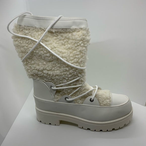 Rouge Helium Shoes - Woman’s 7.5 faux nubuck white boots 👢